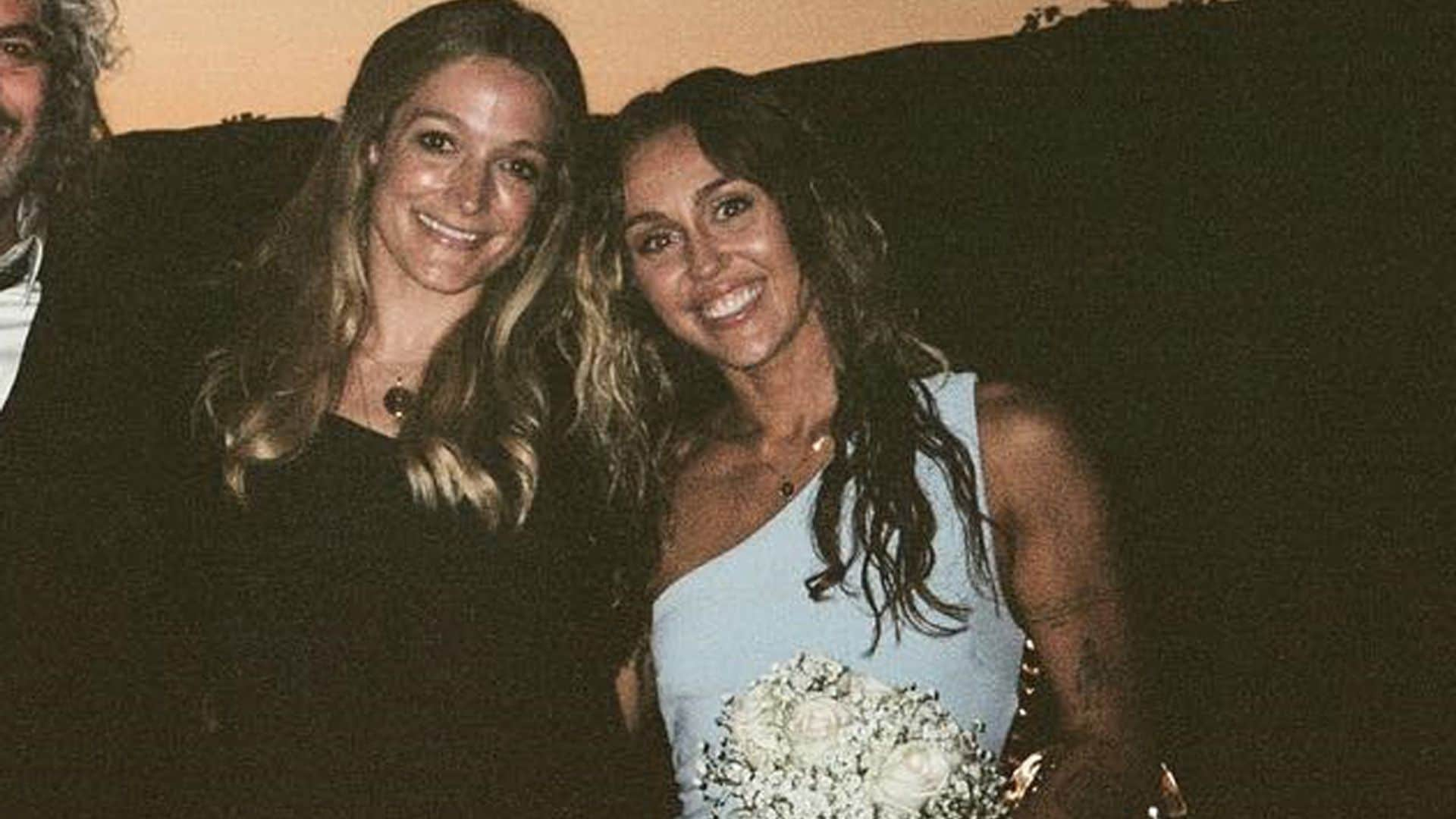 El inesperado look de invitada que Miley Cyrus llevó a la boda de su madre y tú puedes comprar