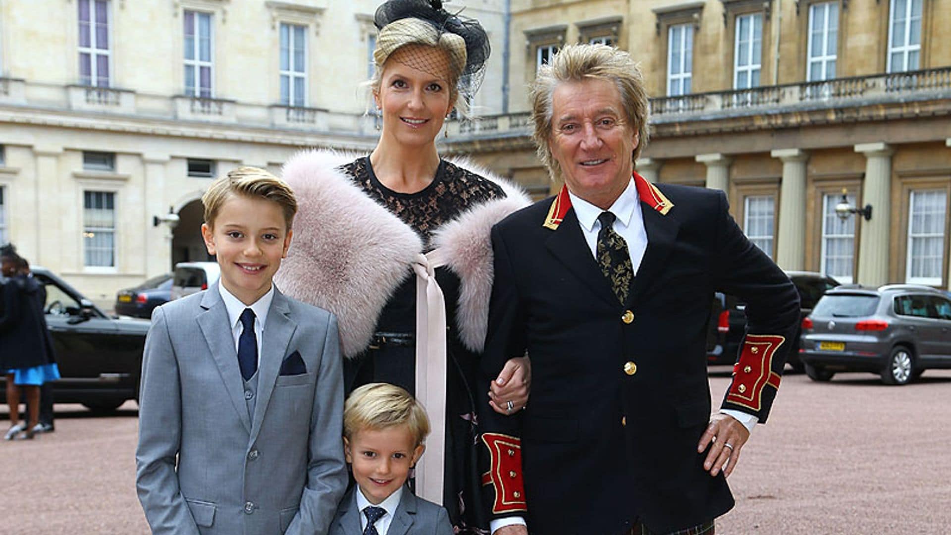 La mujer de Rod Stewart revela que sus hijos, de doce y siete años, sufren acoso escolar