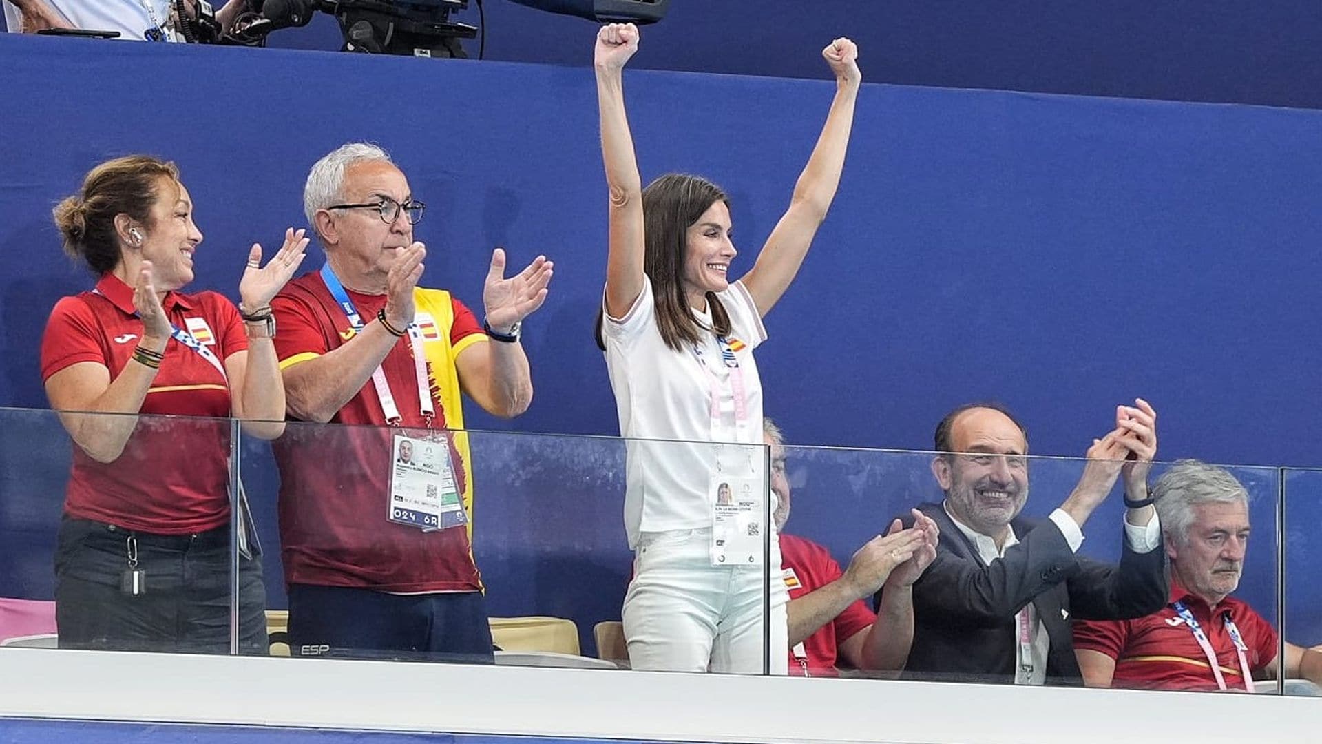 La reina Letizia, entusiasmada con la victoria del equipo de waterpolo femenino en los JJOO