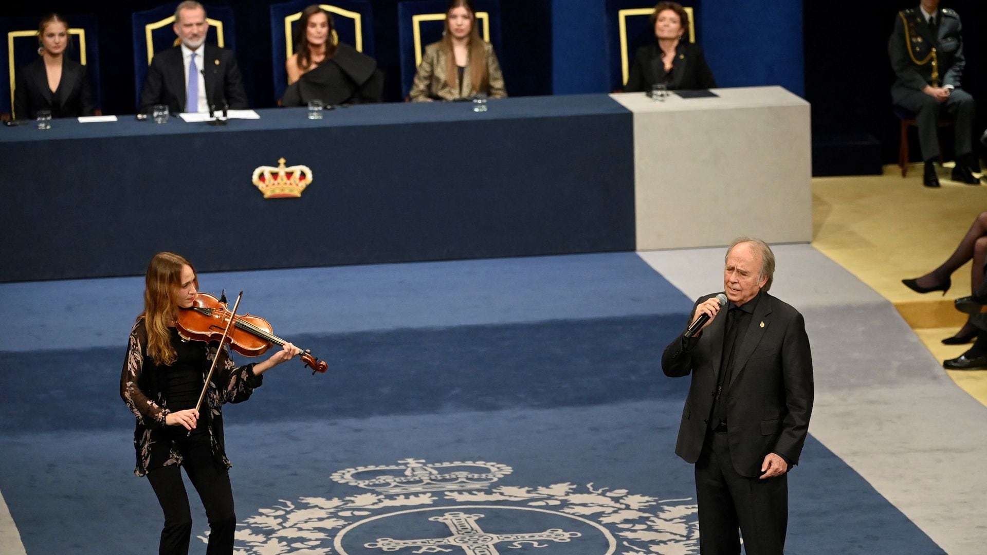 Así ha sido la emocionante actuación sorpresa de Joan Manuel Serrat en los Premios Princesa de Asturias