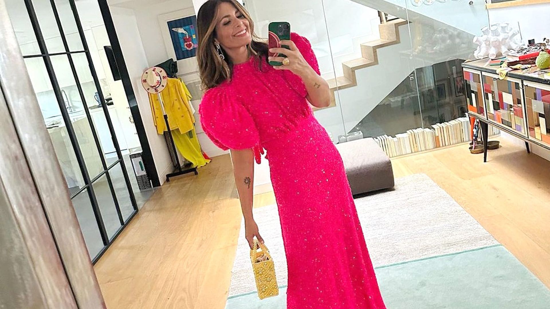 Nuria Roca se convierte en invitada viral con el vestido fucsia que lució en la boda de Tamara Falcó