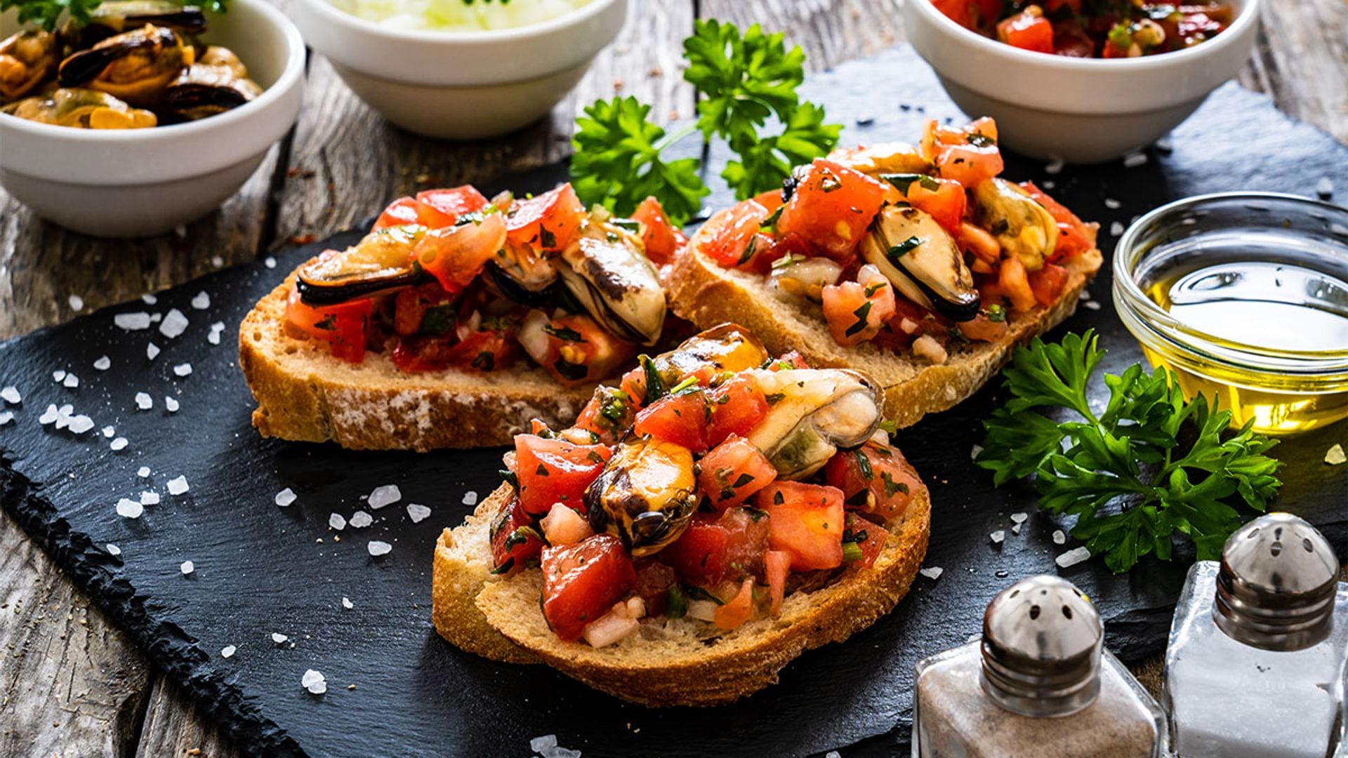 Tostas de mejillones con vegetales