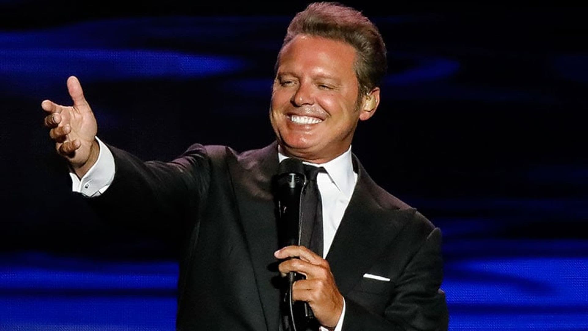 ¿Quién dijo crisis? Luis Miguel reaparece tan galante como siempre