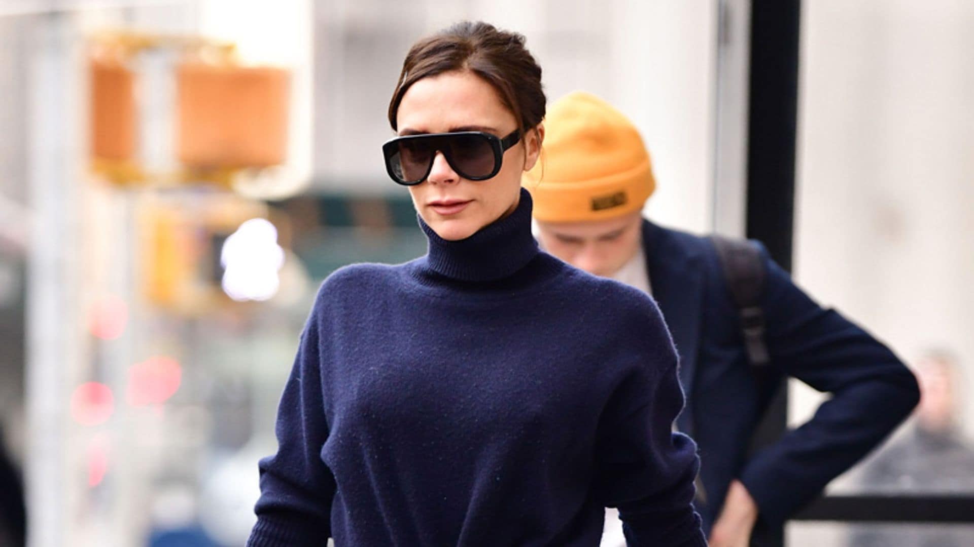 Hay una razón por la que Victoria Beckham lleva el bolso como las nórdicas