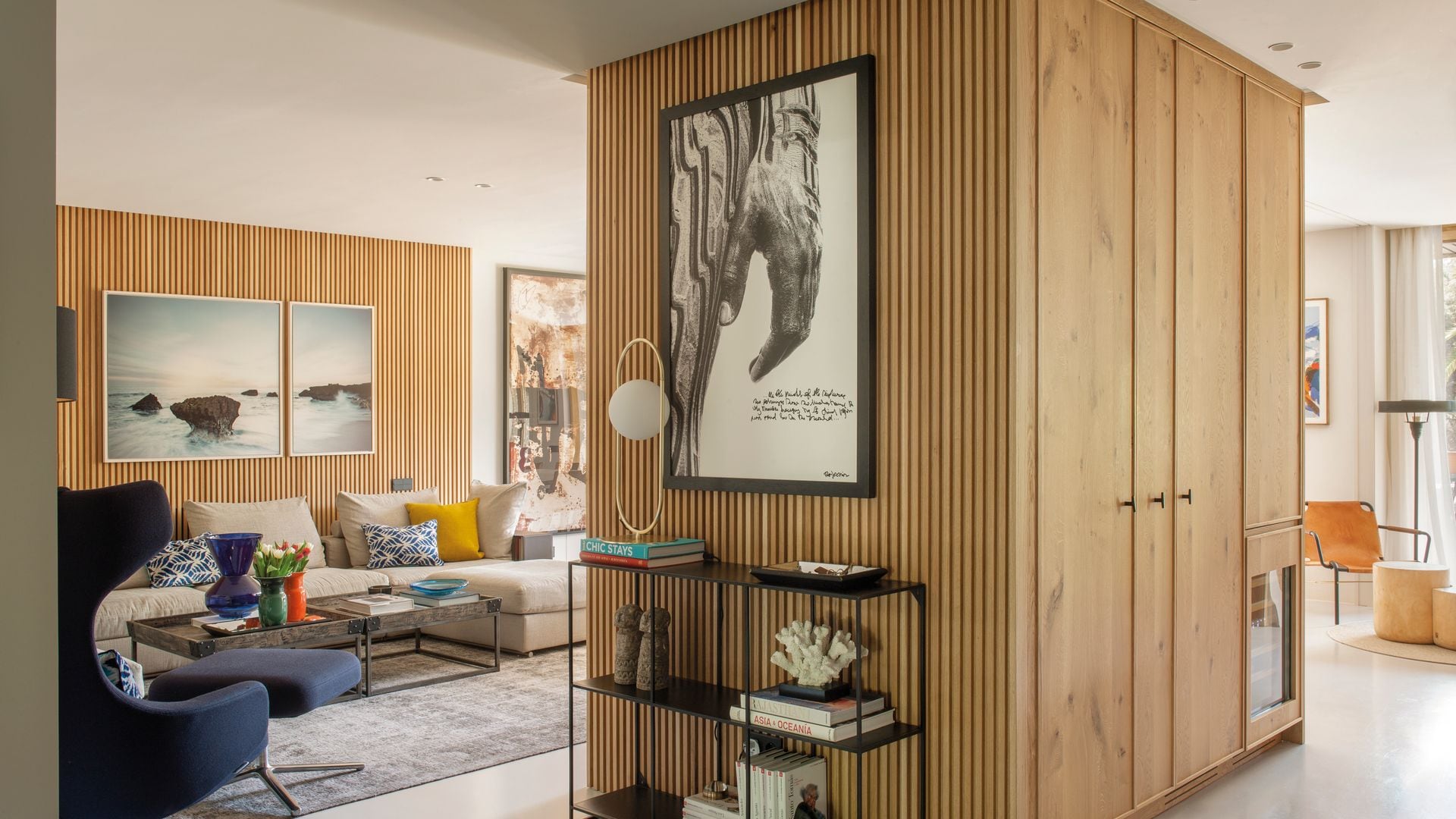 Salón decorado con madera