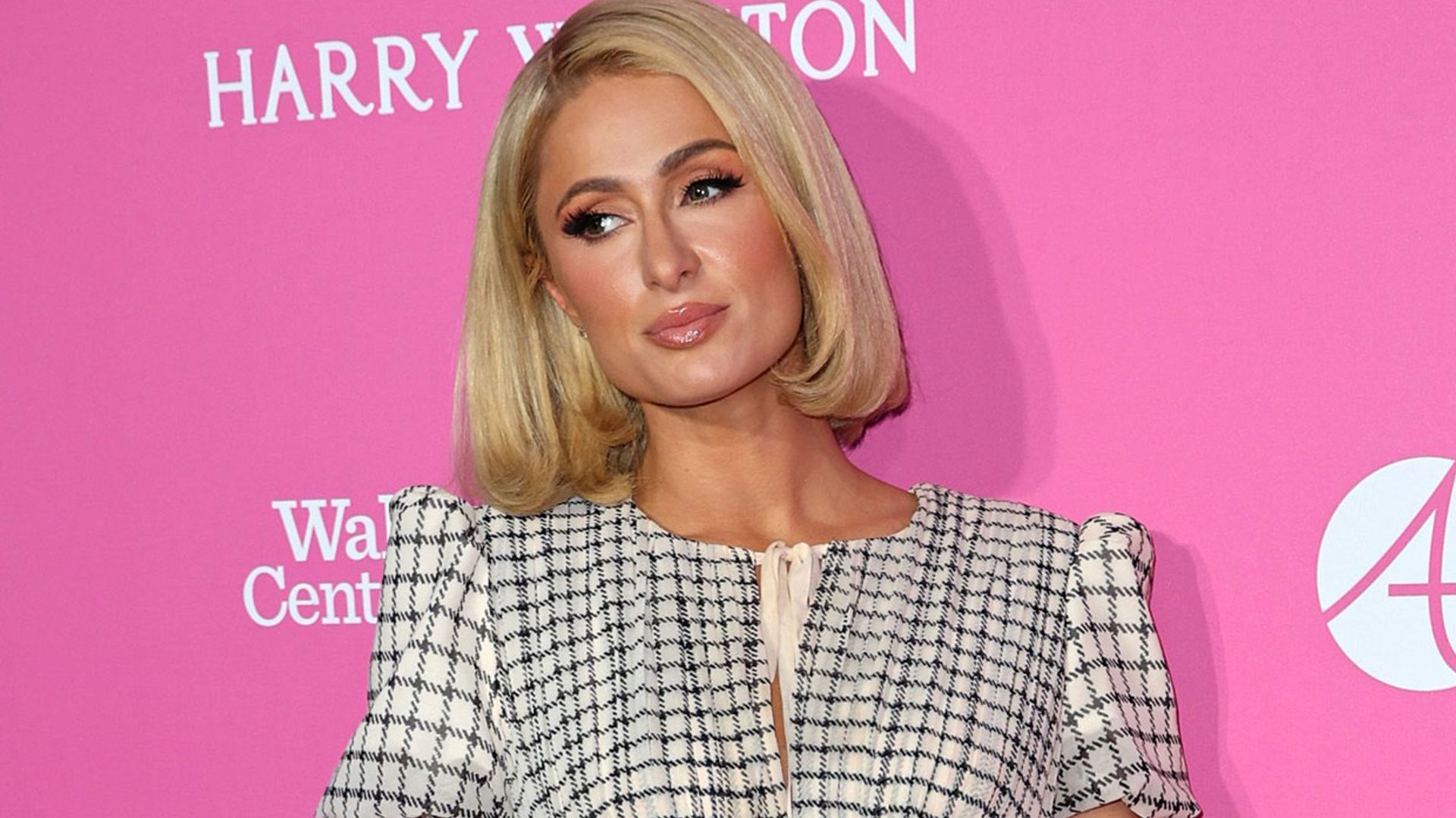 ¡De cuento y fantasía! Paris Hilton celebra su despedida de soltera como 'Alicia en el país de las maravillas'