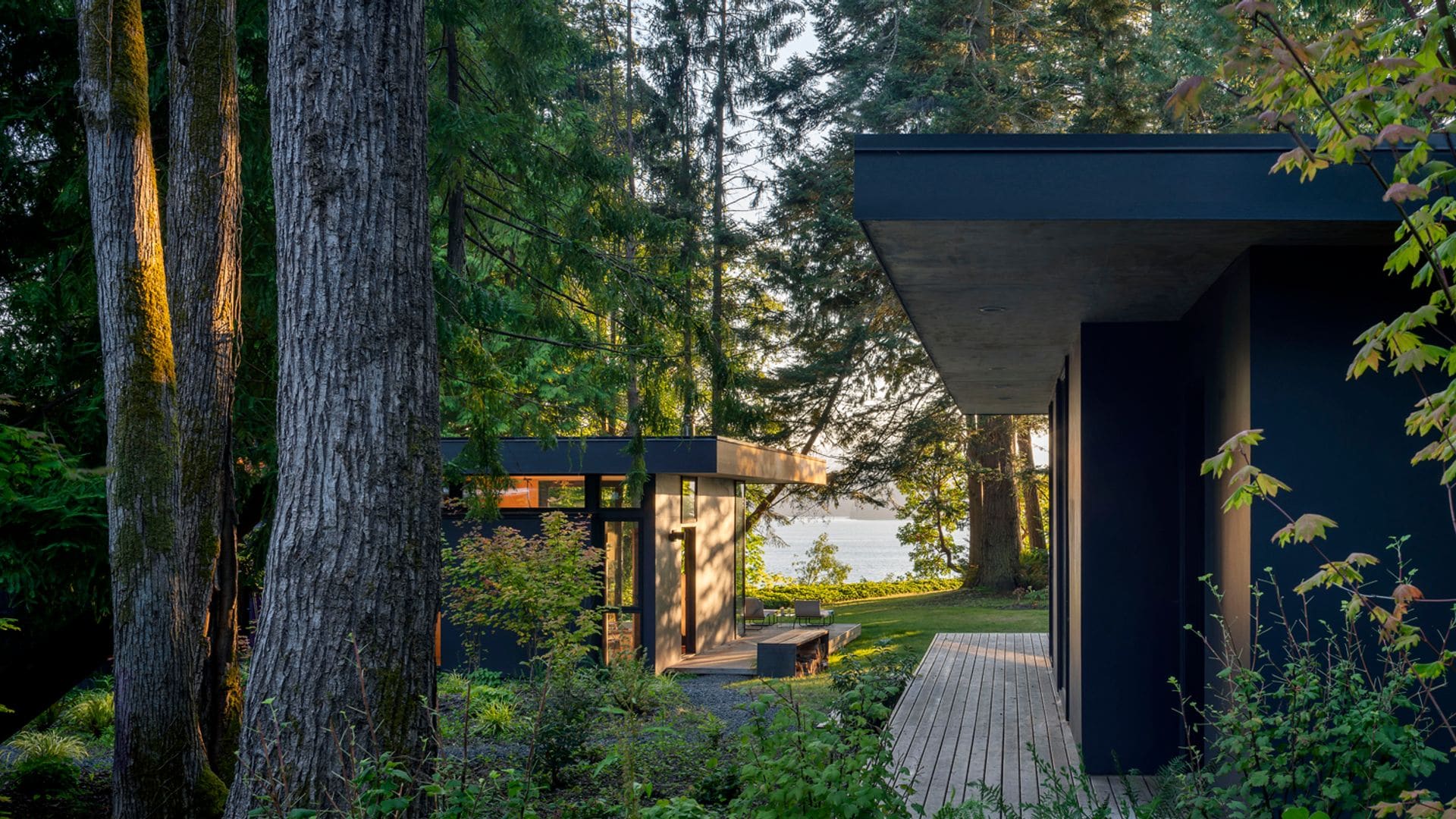 Vivir en contacto con la naturaleza en una moderna cabaña de madera y cristal