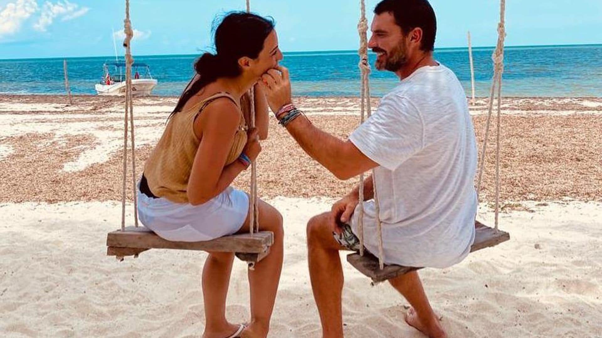 Julián Gil se deja consentir por su novia tras someterse a una cirugía