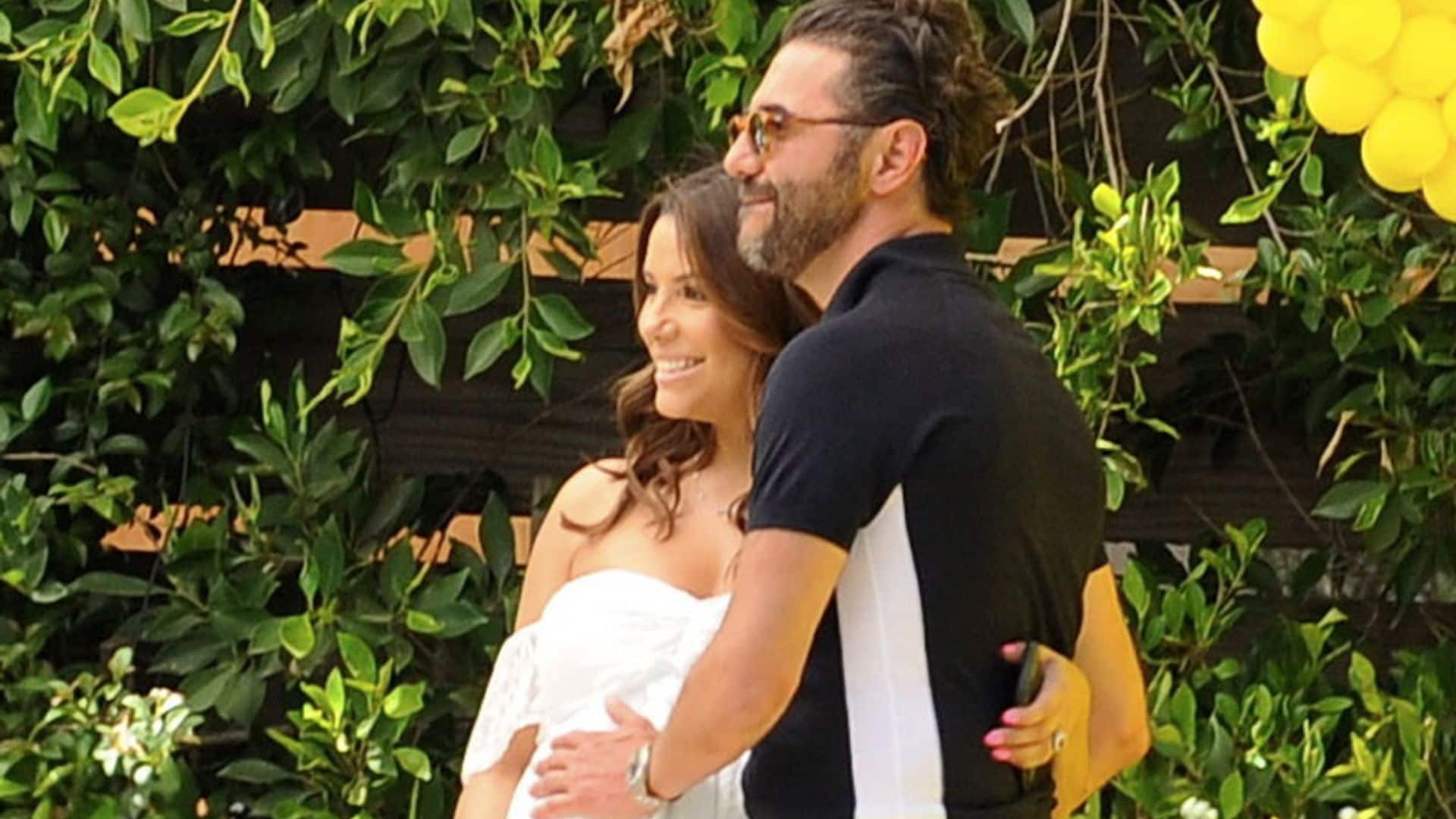 Eva Longoria celebra su 'baby shower' rodeada de flores y regalos