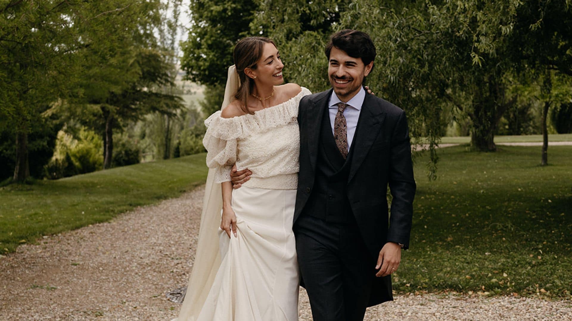 Marta, la novia que se casó en Segovia con un vestido desmontable de escote 'Bardot'