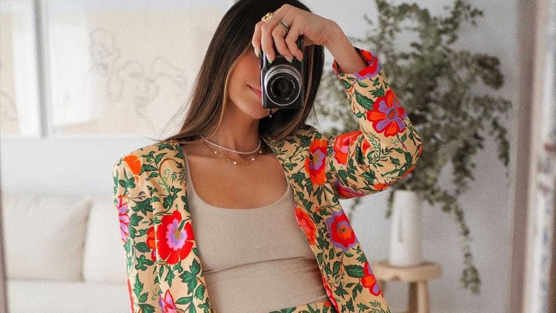 10 maneras diferentes de llevar el estampado de flores más allá del típico vestido