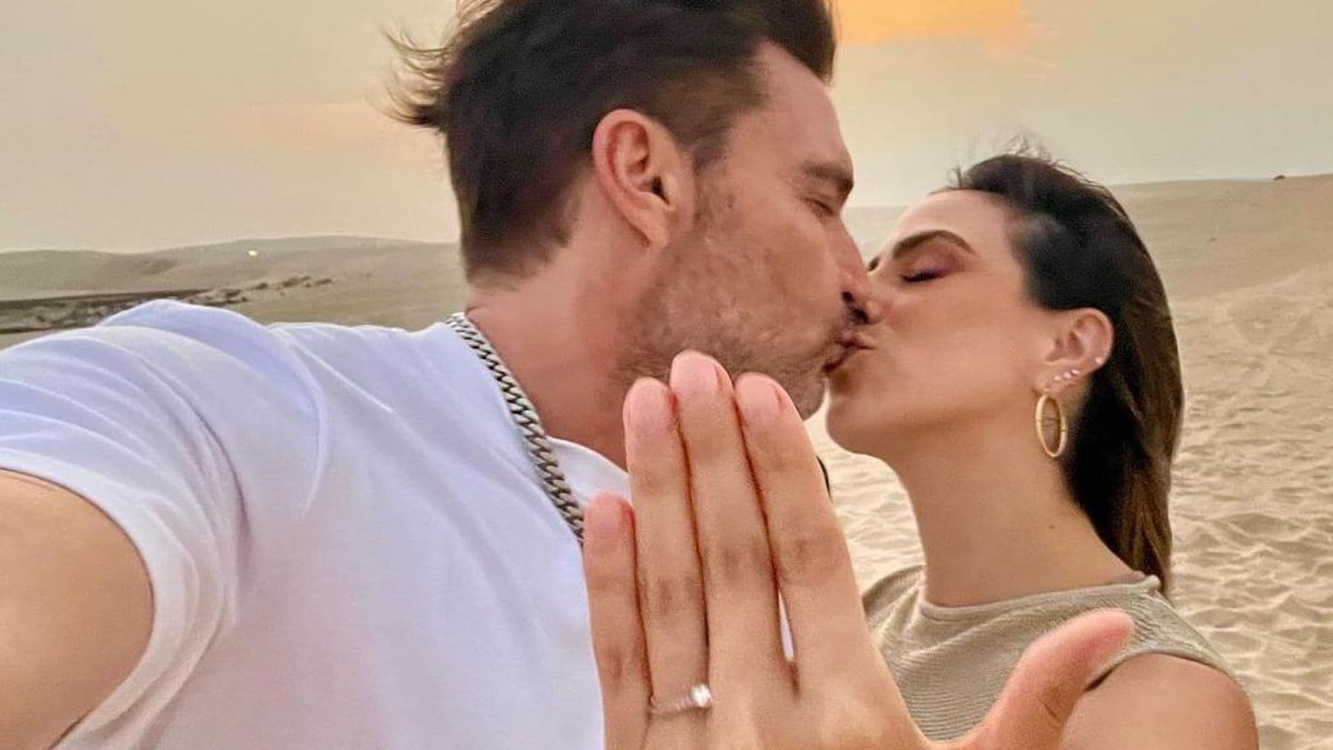 Julián Gil y Valeria Marín se comprometen en Catar