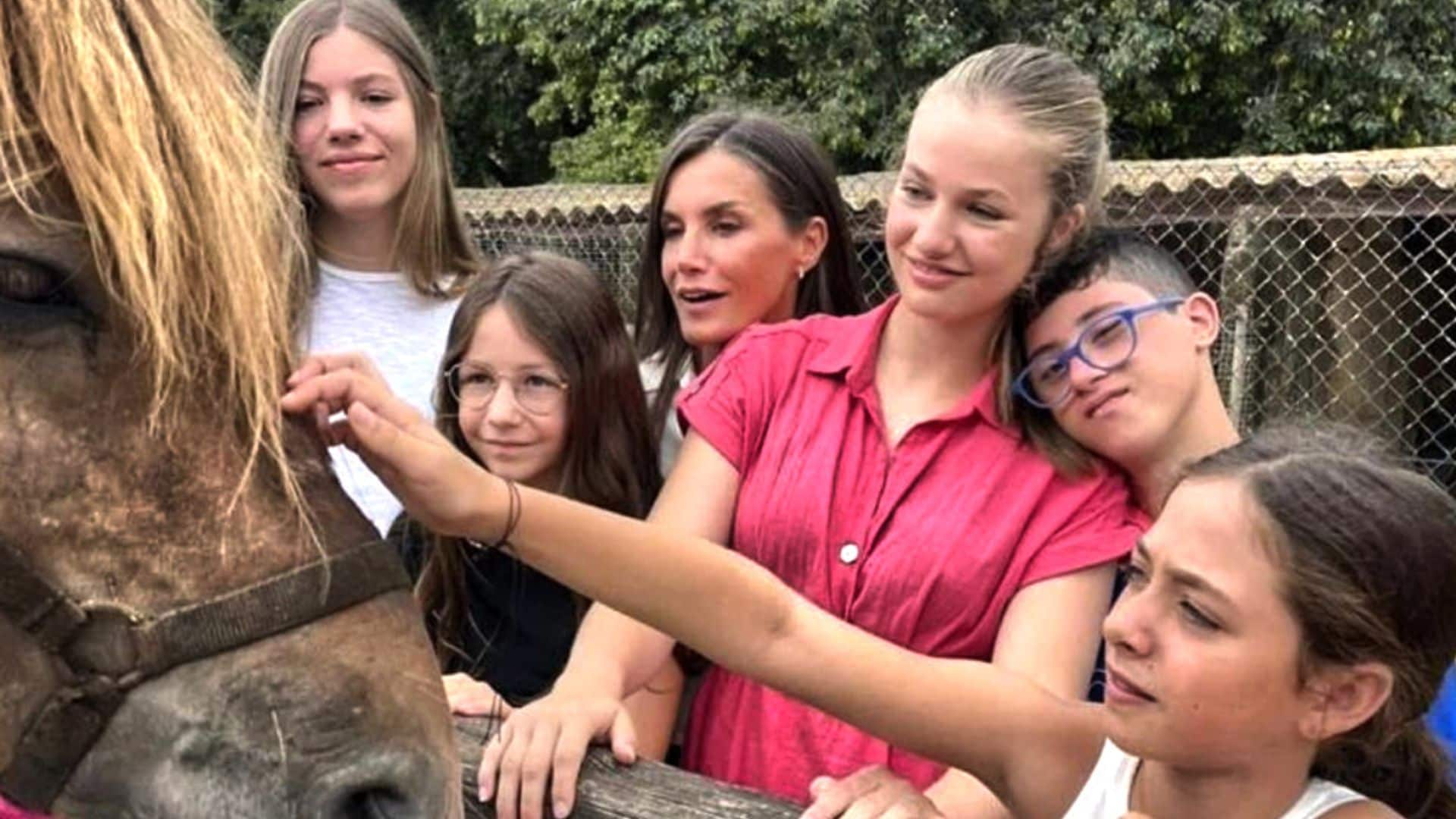 La princesa Leonor y la infanta Sofía visitan por sorpresa una granja escuela junto a su madre