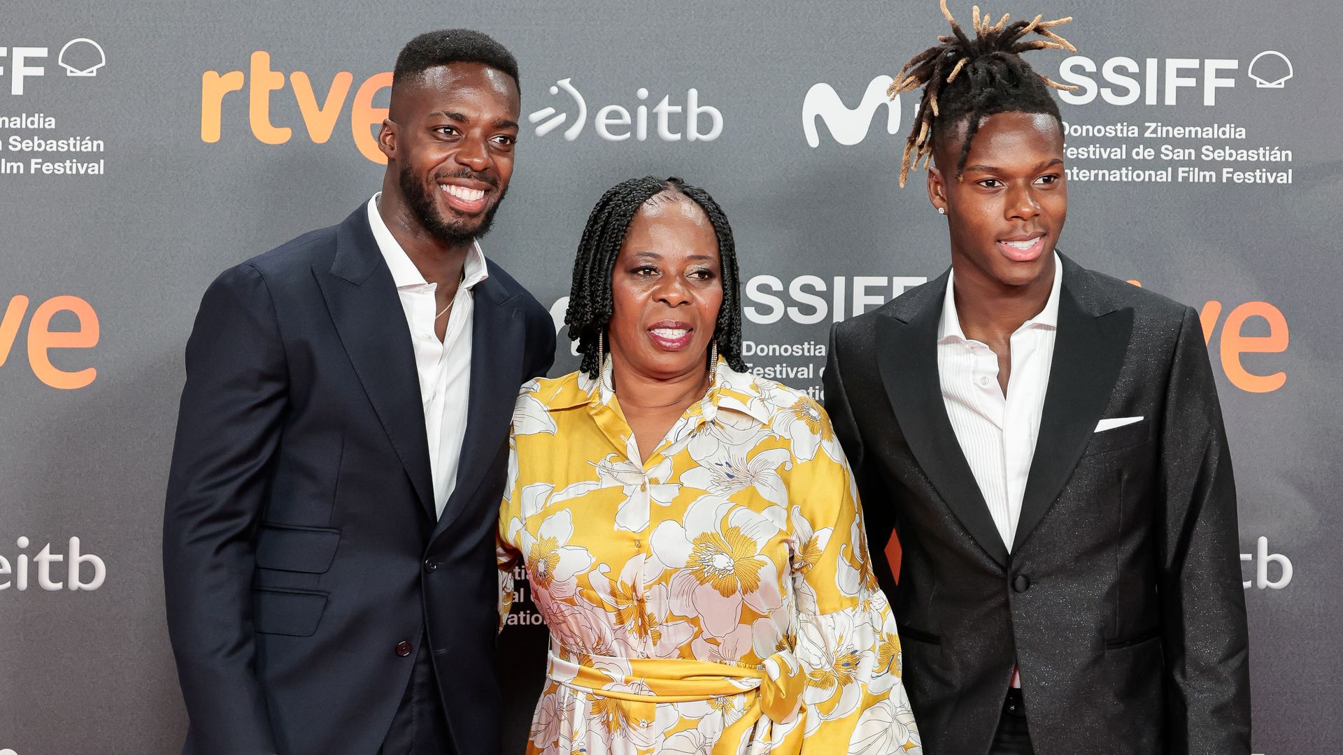 Nico e Iñaki Williams, dos estrellas del fútbol y ahora también del cine que posan en la alfombra roja junto a su familia