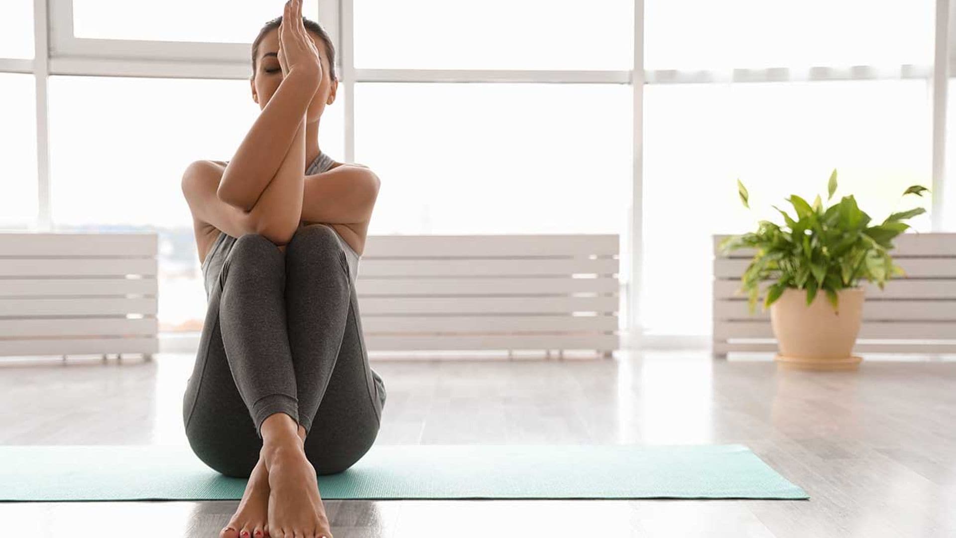10 posturas de yoga para hacer a  primera hora del día