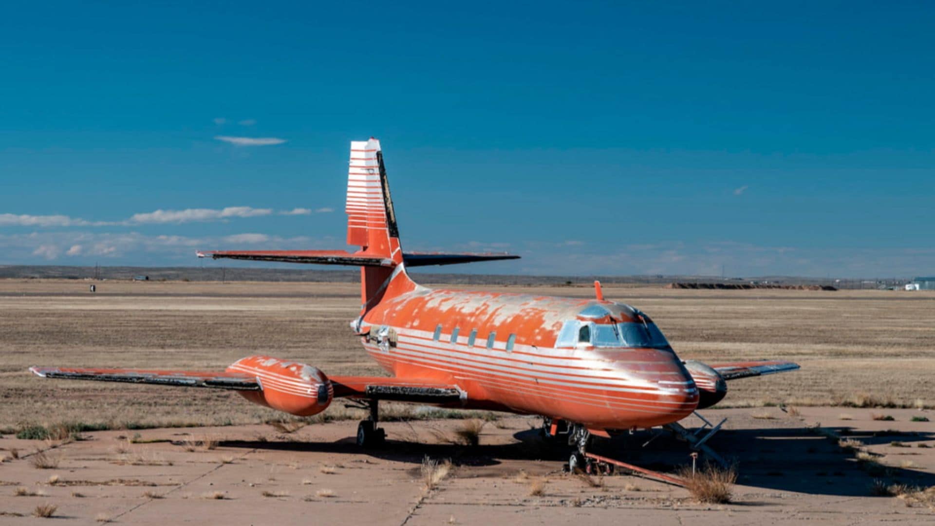 Te mostramos el avión privado de Elvis Presley que estuvo 40 años abandonado en el desierto