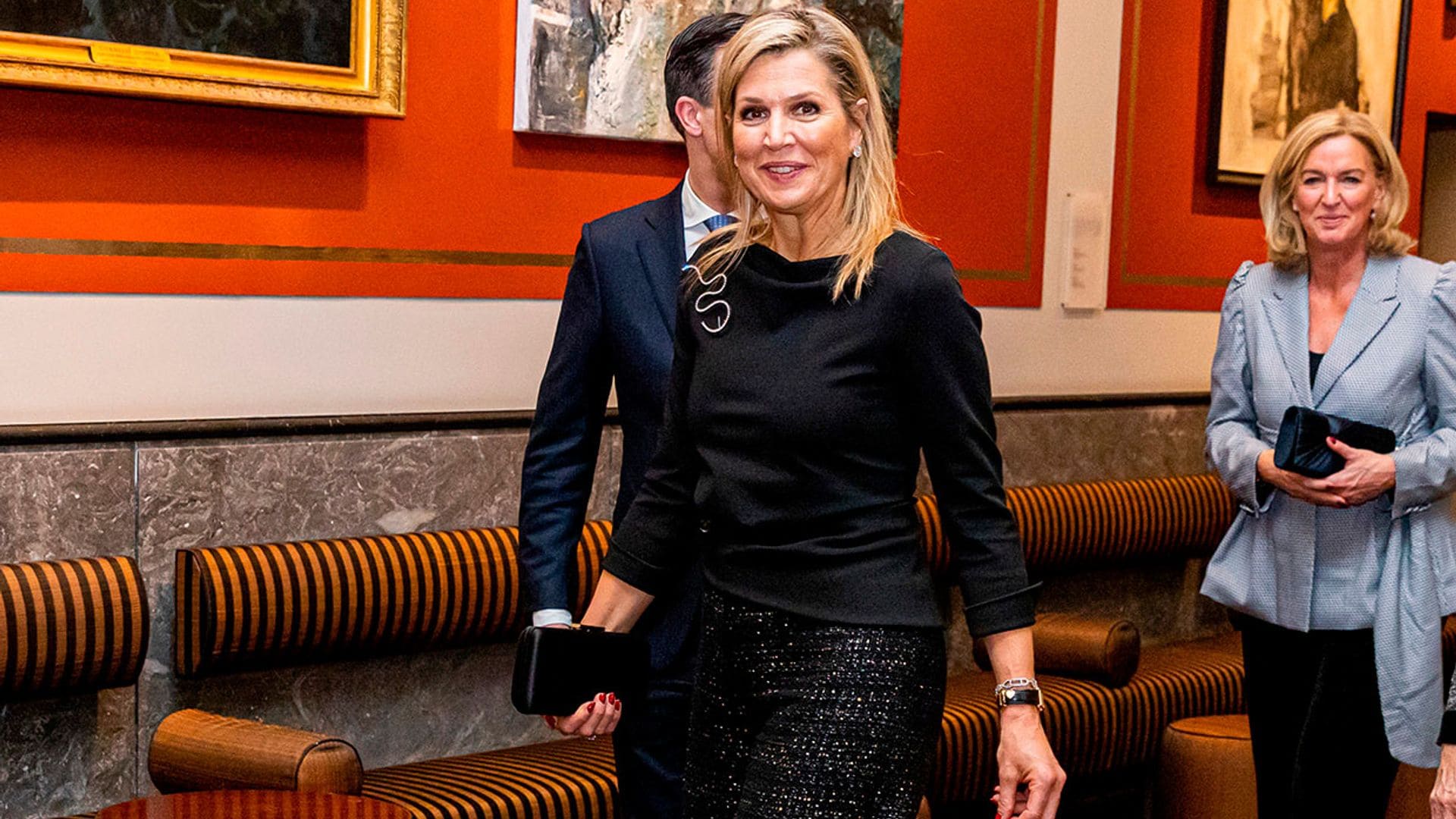 Máxima de Holanda innova con unos pantalones 'palazzo' de lentejuelas y un original broche de Zara