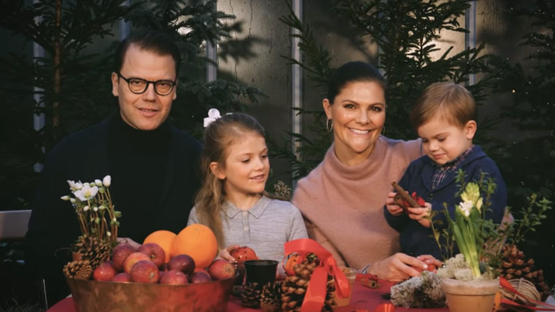 Cantando y preparando adornos navideños, así nos felicitan las fiestas Victoria de Suecia y su familia