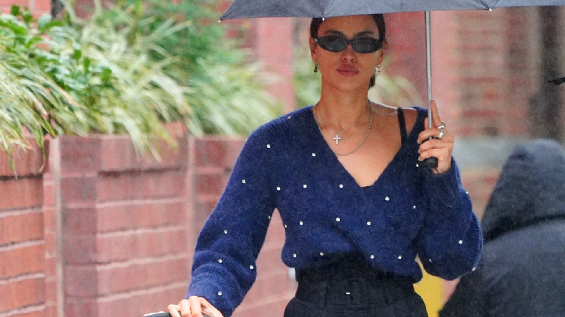 Nunca más querrás llevar pitillos clásicos después de ver el último look de Irina Shayk