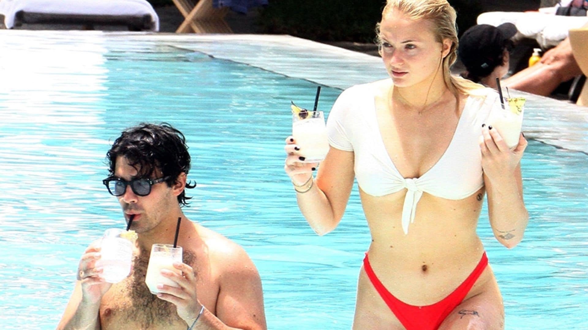 EXCLUSIVA: Joe Jonas y Sophie Turner celebran el cumpleaños del cantante con un baño... de besos