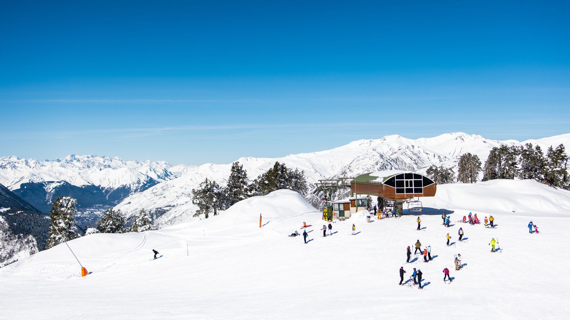 Estación de esquí de Baqueira Beret en el valle de Arán, Pirineo de Lleida