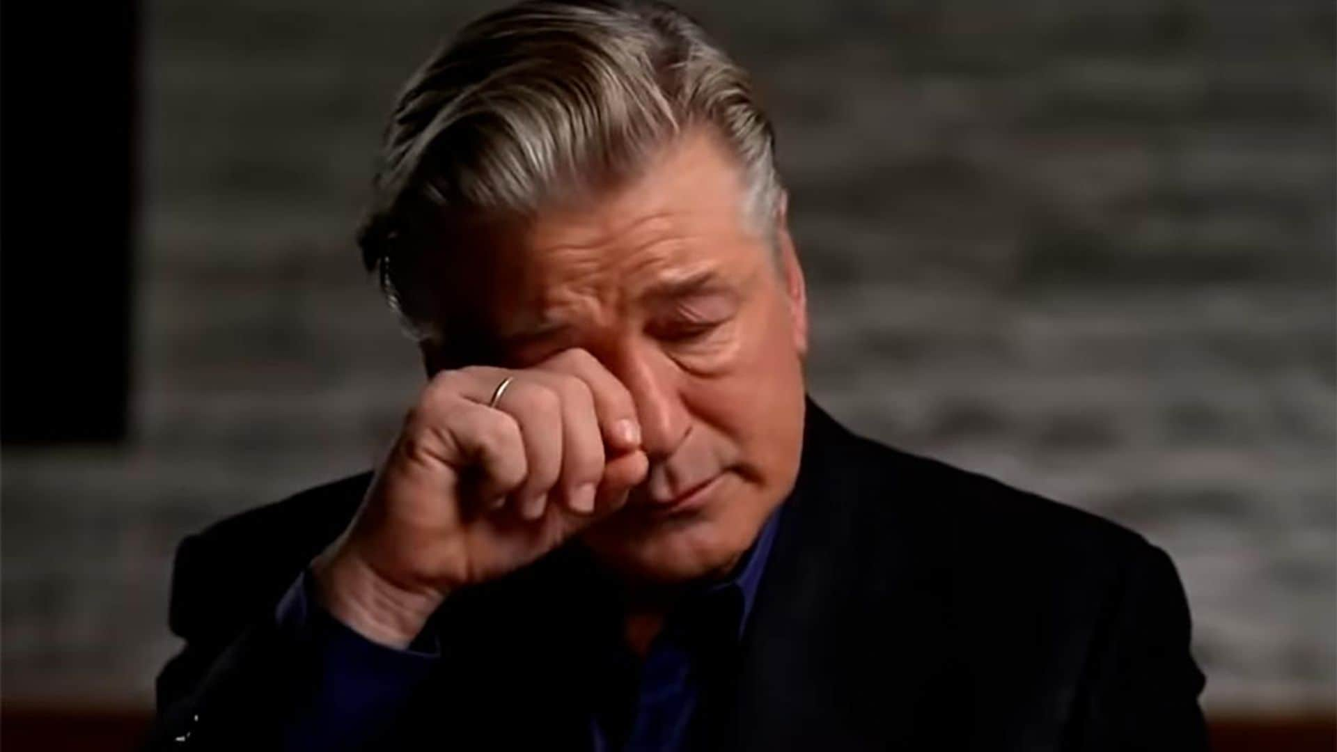 Alec Baldwin llora desconsoladamente y niega haber disparado el arma que causó la tragedia