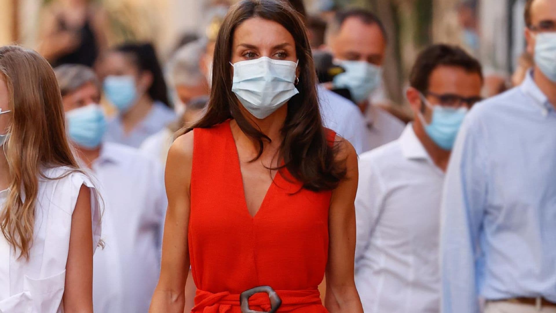 La Reina estrena vestido rojo de rebajas con alpargatas de cuero y bolso 'tie dye' en Petra