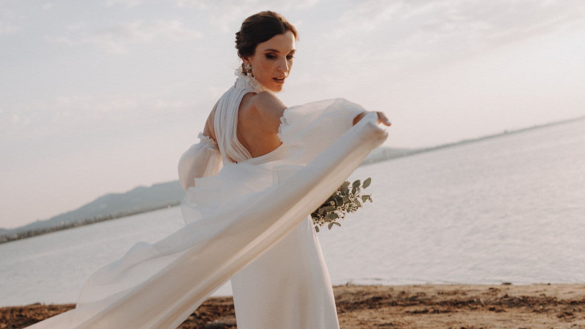 Un vestido con cuello 'halter' y manguitos para la boda al atardecer de Laura en la playa