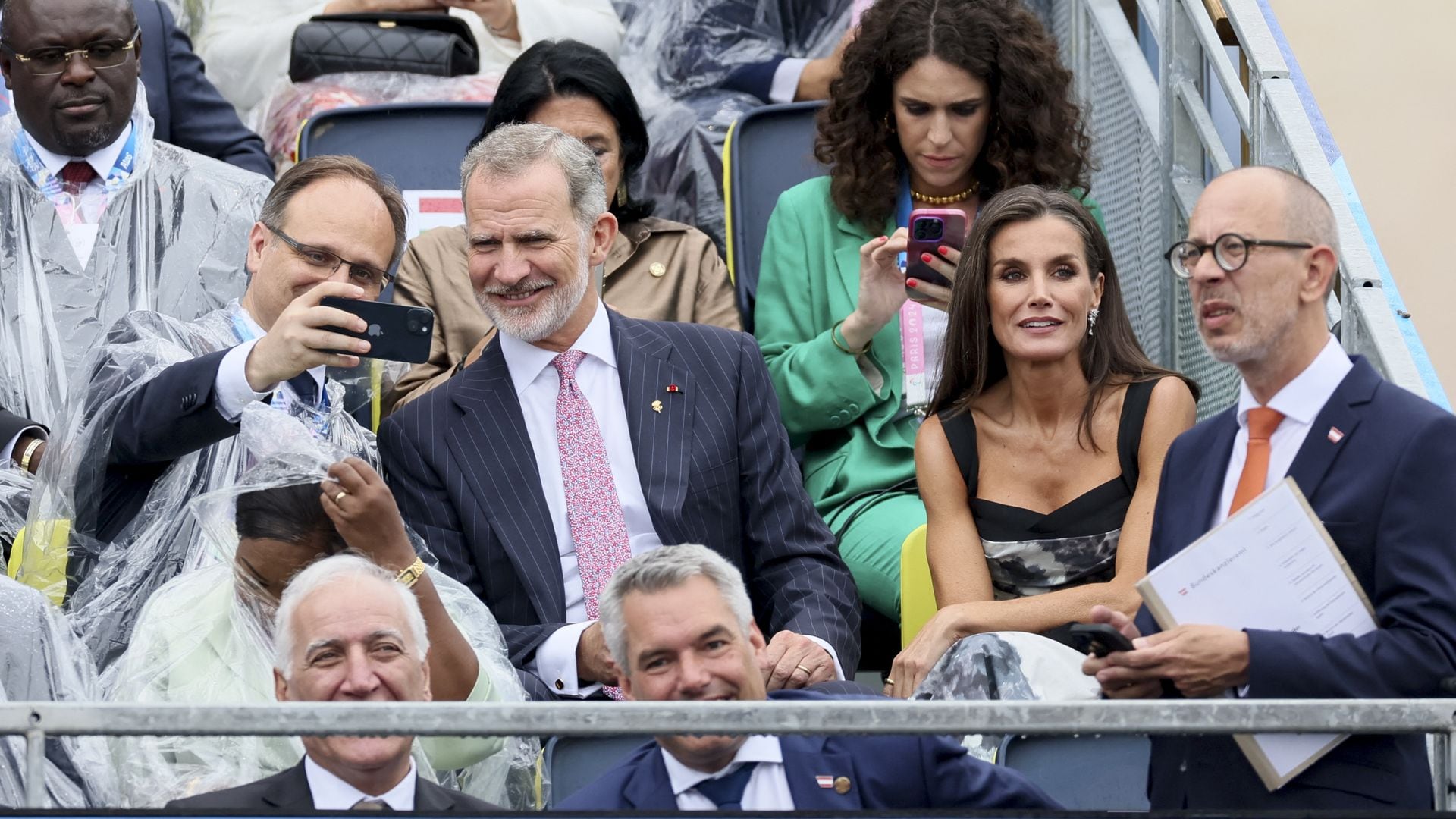 Los reyes Felipe y Letizia, entusiasmados en la impresionante inauguración de los JJOO de París, una cumbre royal y deportiva sin precedentes