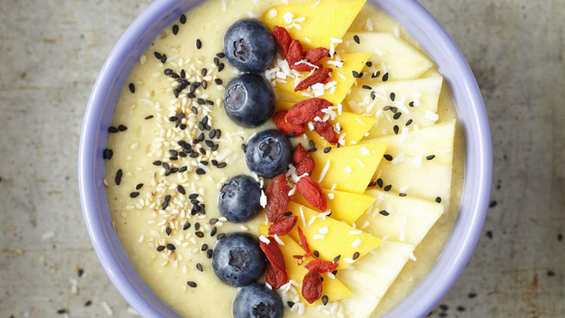 'Smoothie bowl' de mango, piña, bayas de Goji y leche de coco