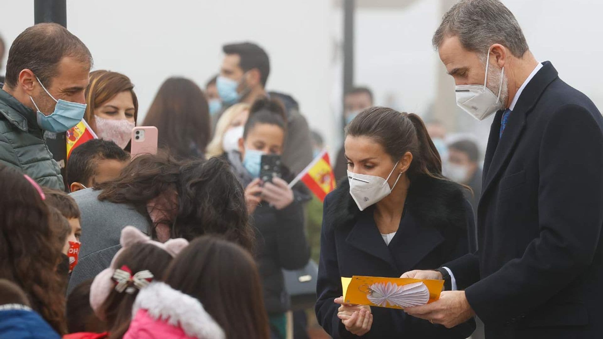 Don Felipe y doña Letizia, recibidos con un cálida bienvenida en un pequeño municipio madrileño