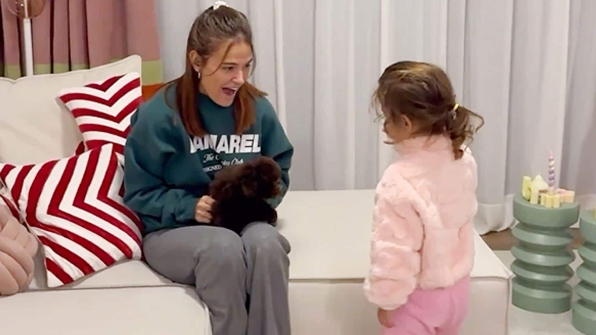La tierna reacción de la hija de Laura Escanes al conocer a su nuevo perrito