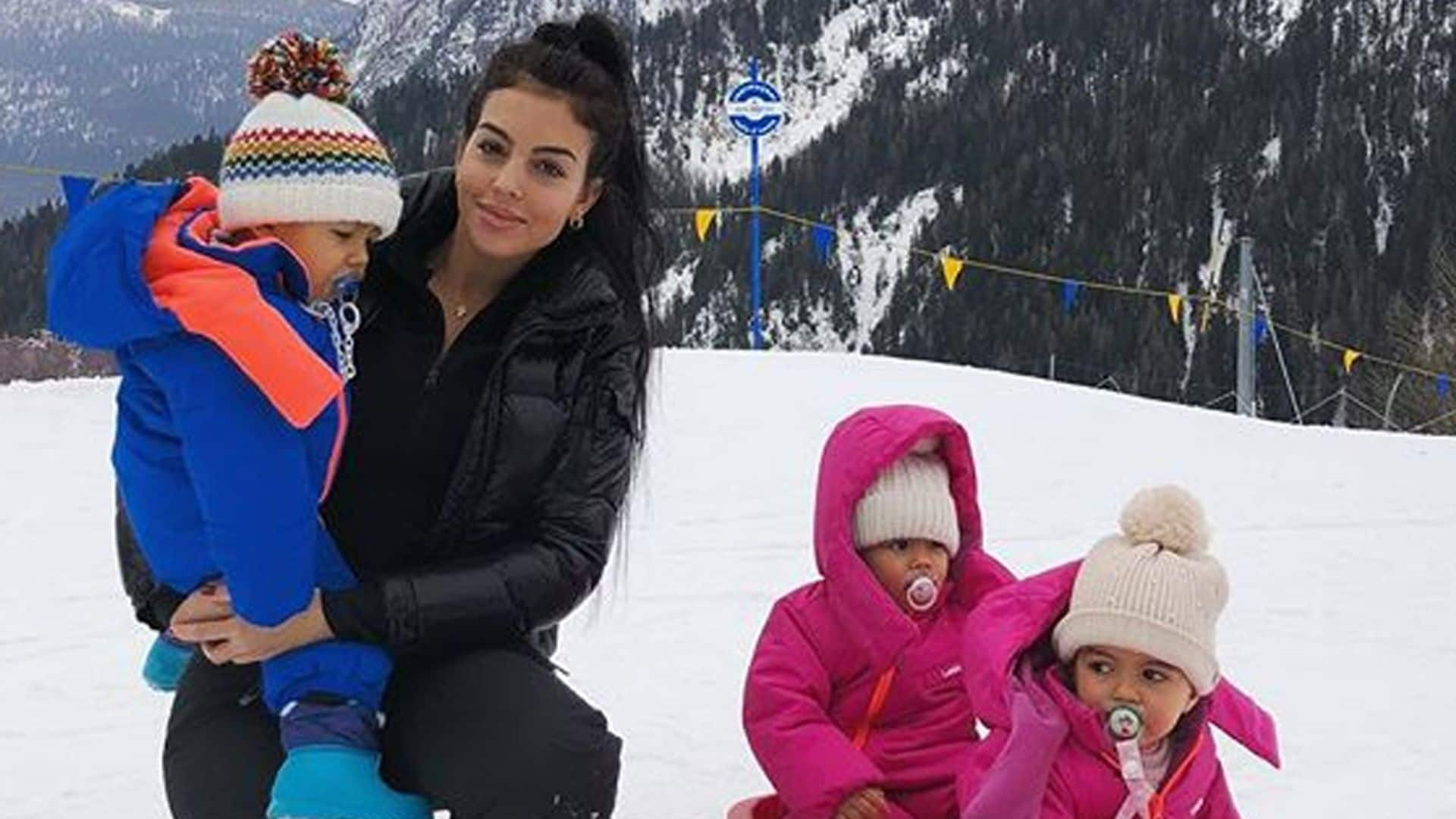 ‘Al chacachá del tren’, Georgina y su original paseo con los pequeños Eva y Mateo