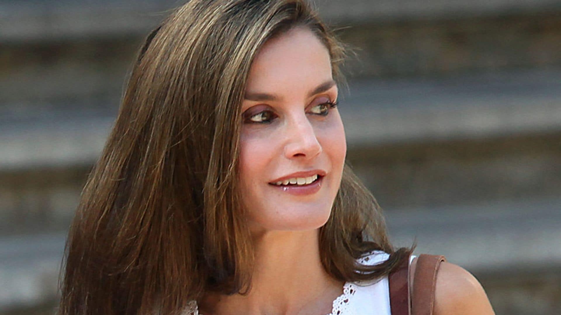 La reina Letizia y las versiones del vestido blanco: dos looks ibicencos con un diseño de 2011