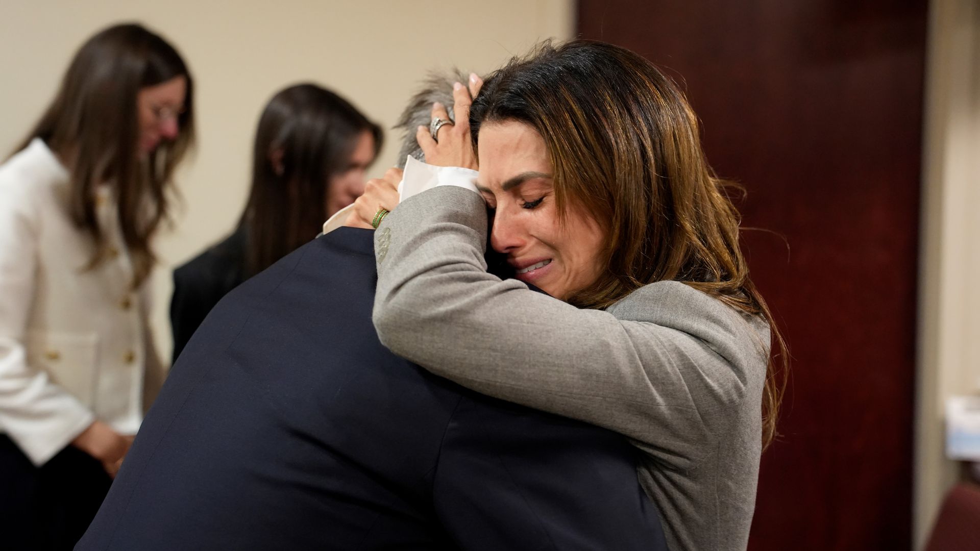 Alec Baldwin abraza a su mujer roto de emoción tras anularse el juicio por la muerte de Halyna Hutchins