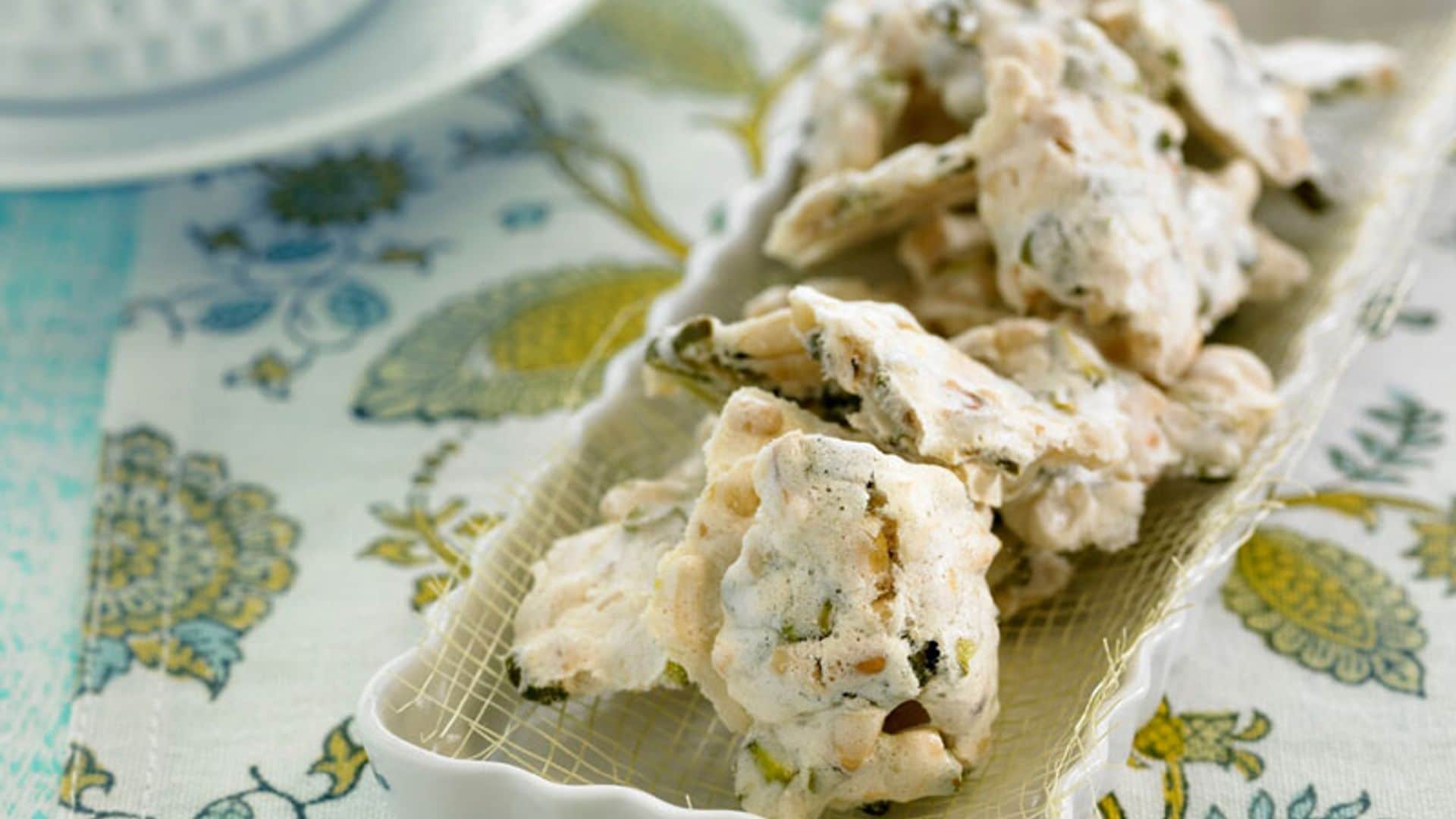 Turrón blanco de almendras, piñones y pistachos