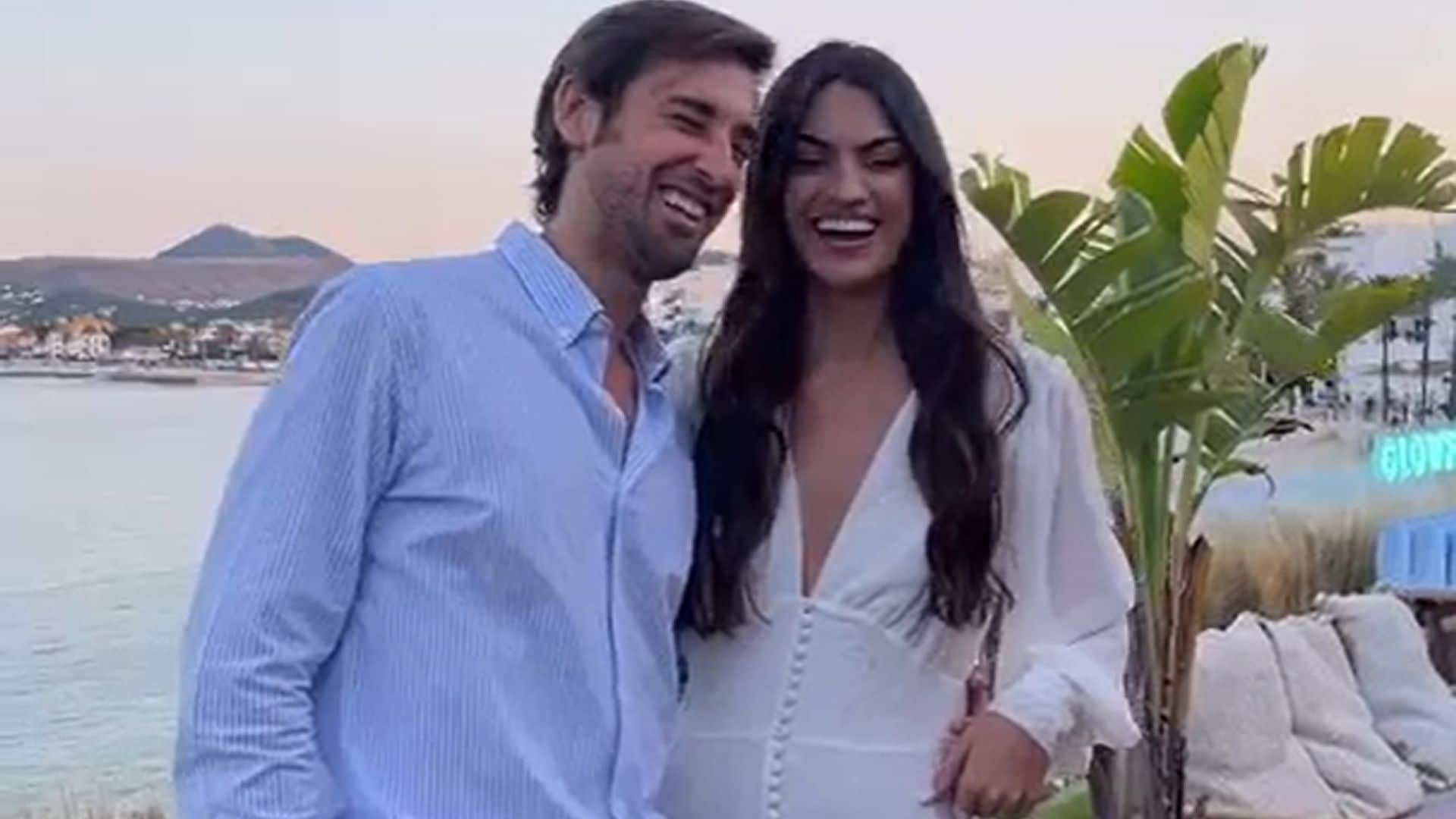 A la puesta de sol y con sus mejores amigos: Marta Lozano y Lorenzo Remohi celebran su preboda