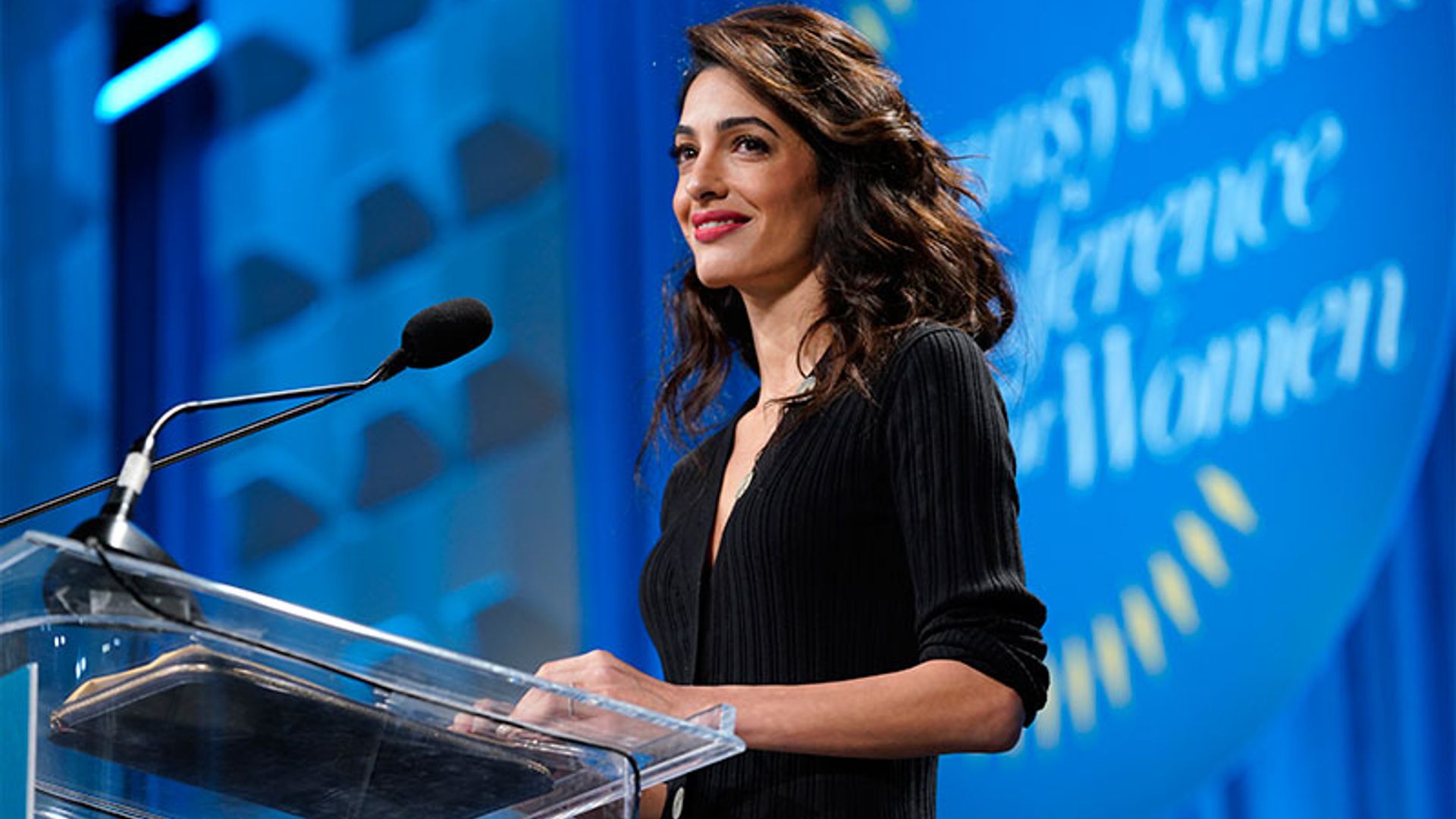 El vestido que no te quitarás en 2019 está ya en el armario de Amal Clooney