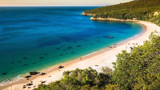 bahia de playa en portinho da arrabida junto a setubal