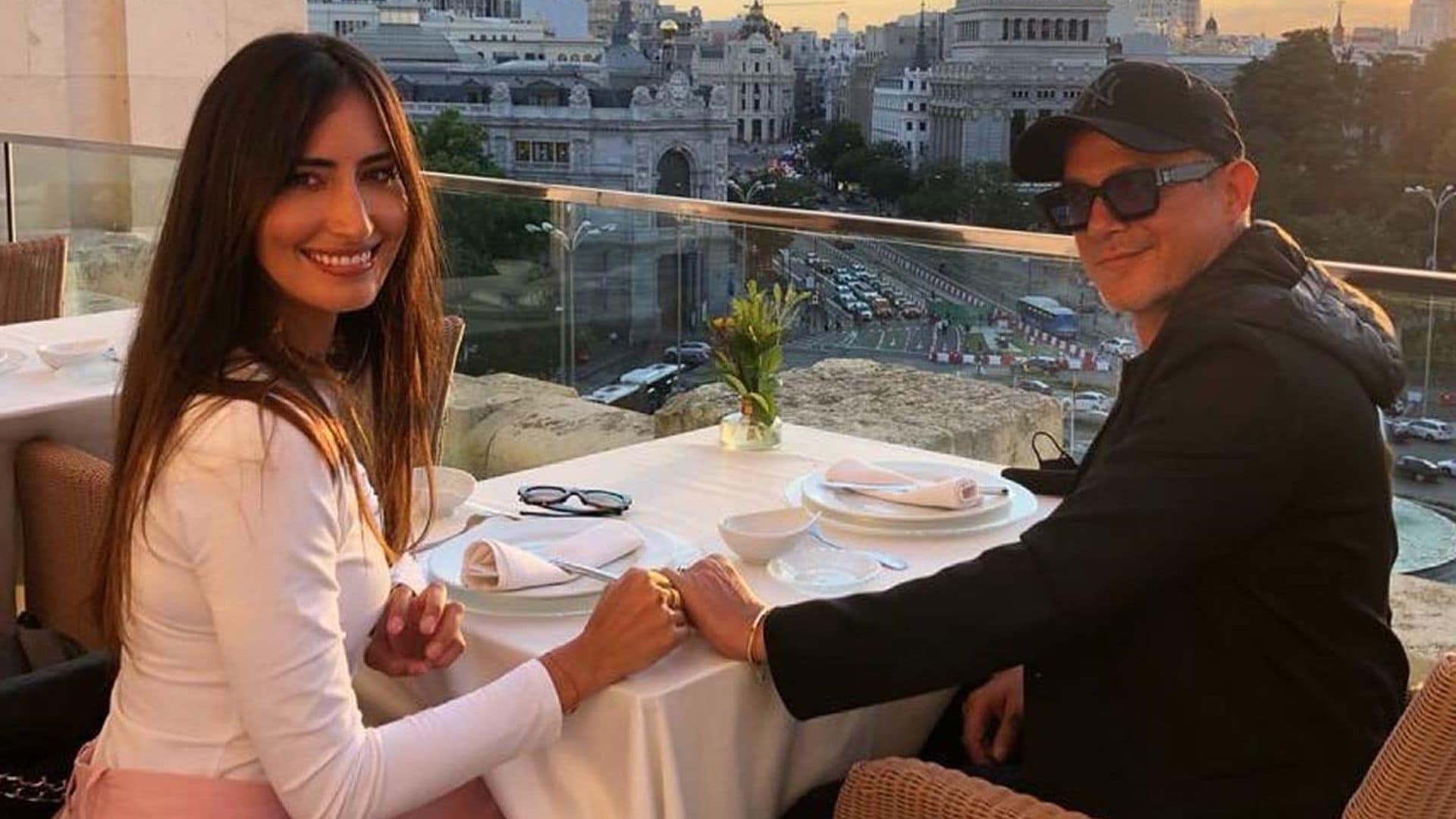 ¡Qué romántico! Alejandro Sanz y Rachel Valdés disfrutan de un atardecer mágico desde las alturas