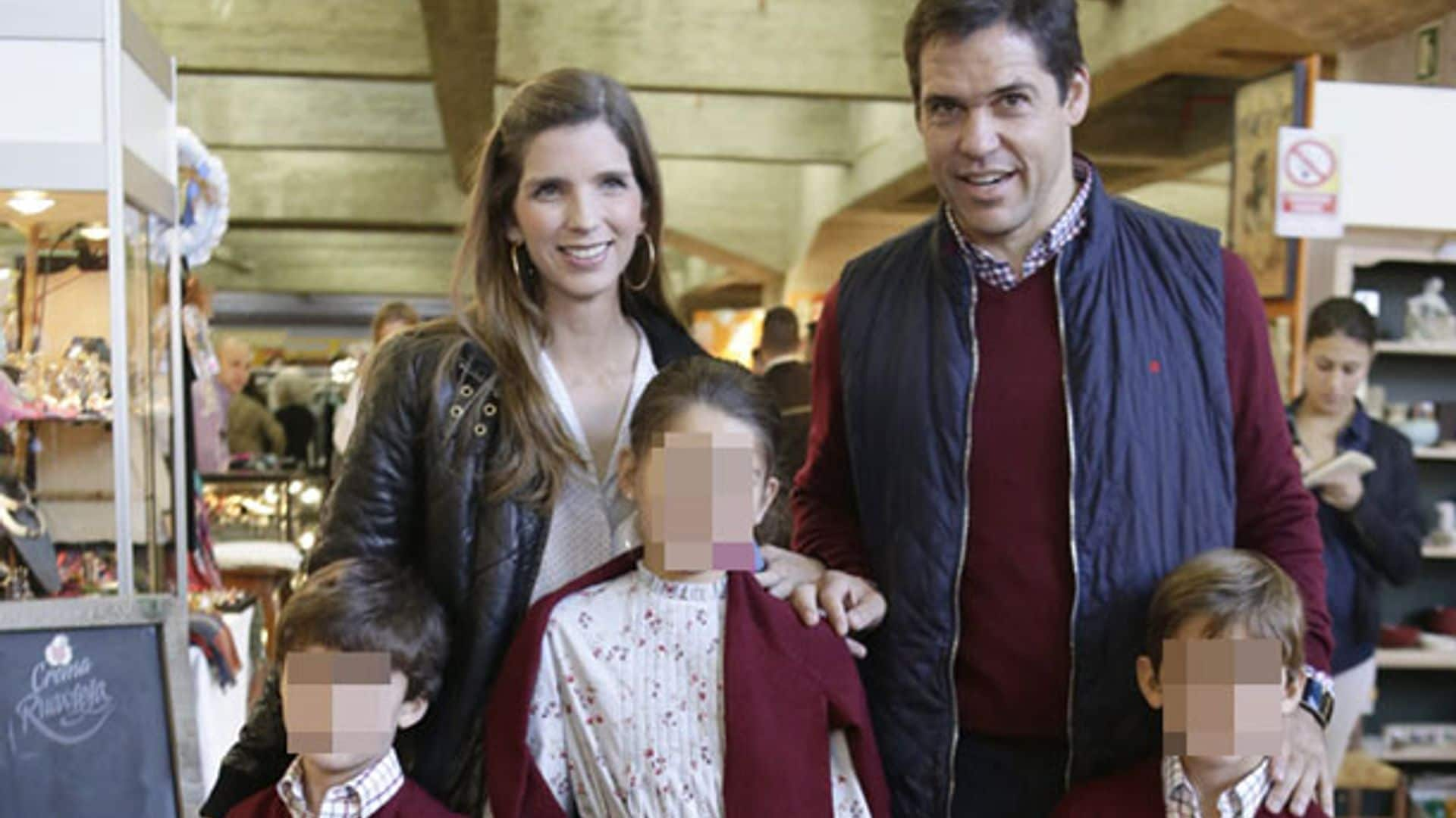 Luis Alfonso de Borbón y Margarita Vargas se divierten con sus hijos en el Rastrillo Nuevo Futuro