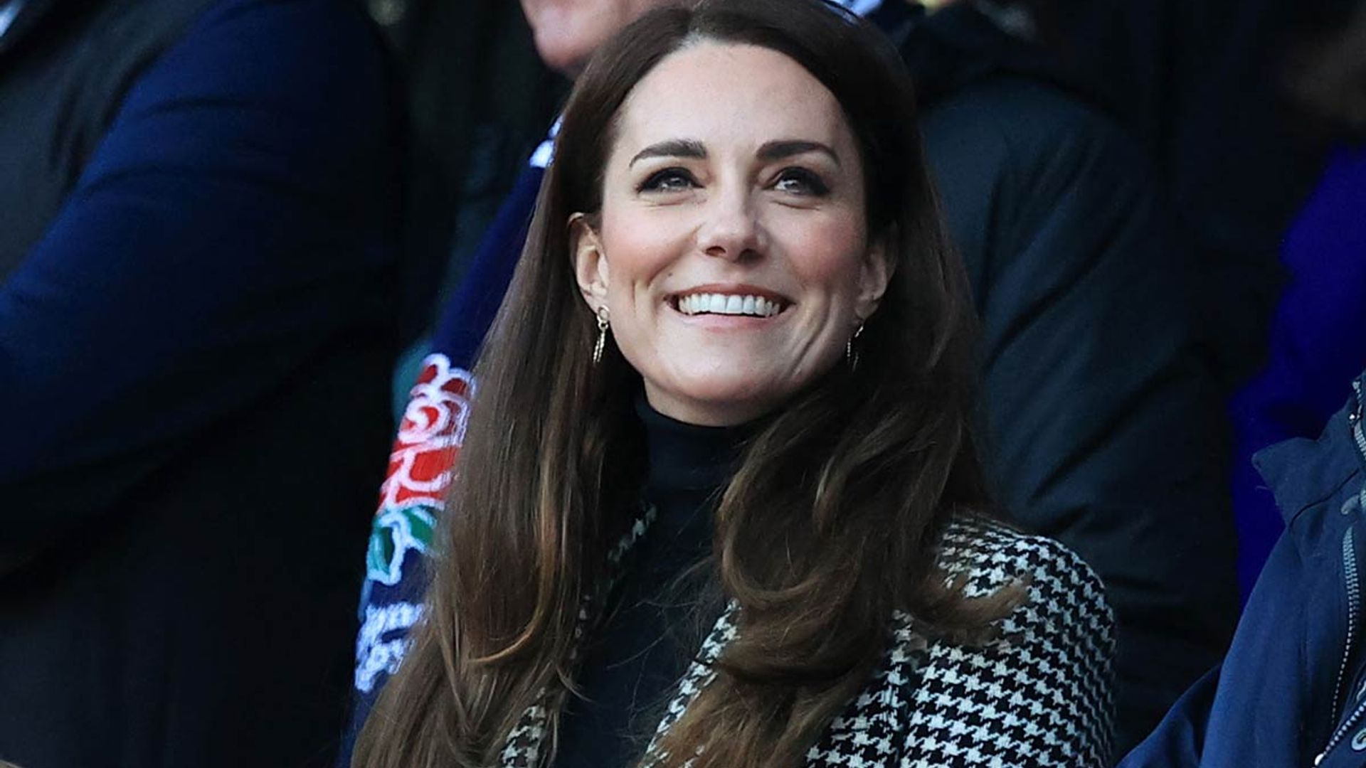 Kate Middleton, impecable con el abrigo 'pata de gallo' que más rejuvenece