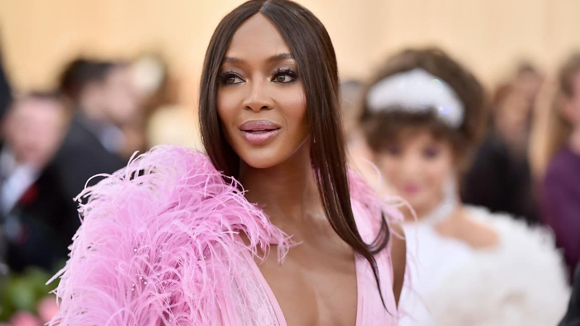 Naomi Campbell celebra su 50 cumpleaños con fotos de niña y de sus primeros trabajos