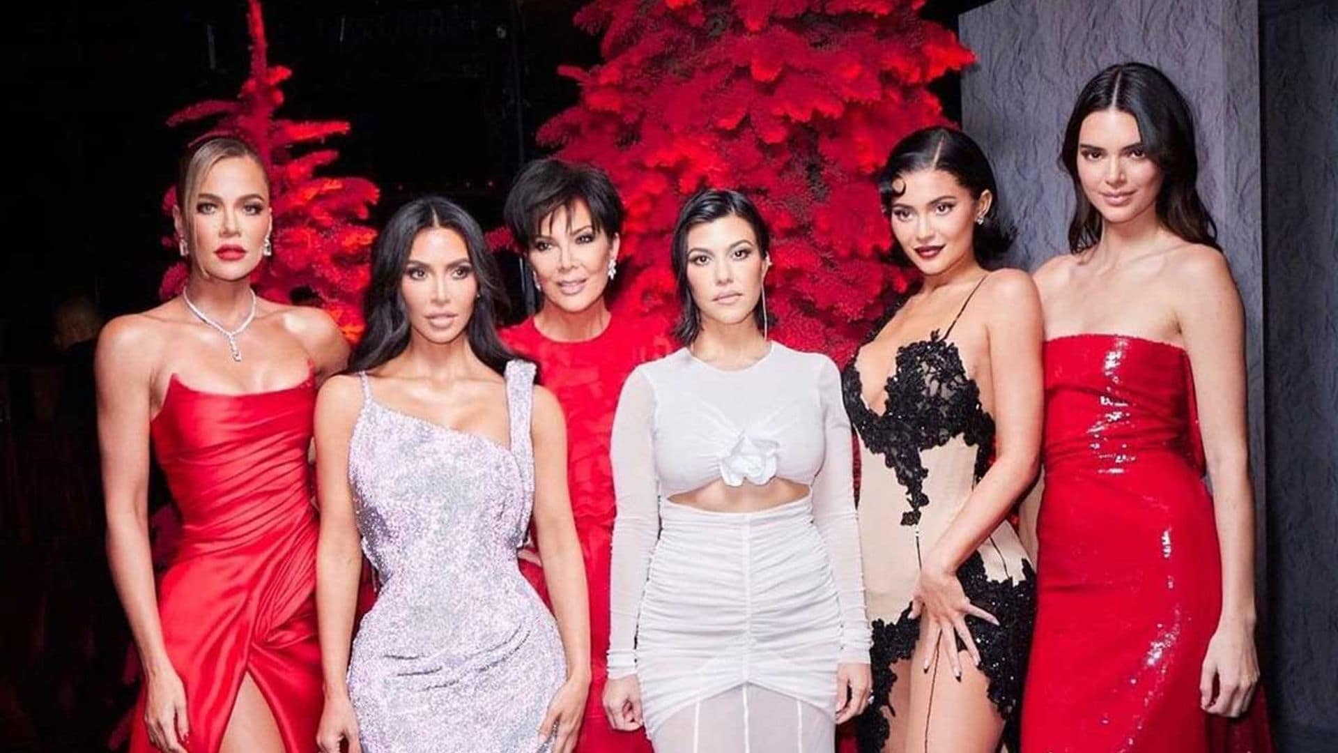 Los lookazos en rojo y 'glitter' de las hermanas Kardashian te inspirarán en Nochevieja