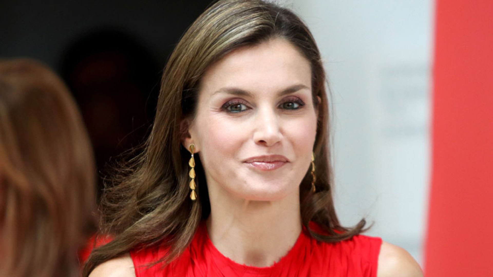 La reina Letizia estrena las sandalias (rojas) perfectas que faltaban en su vestidor