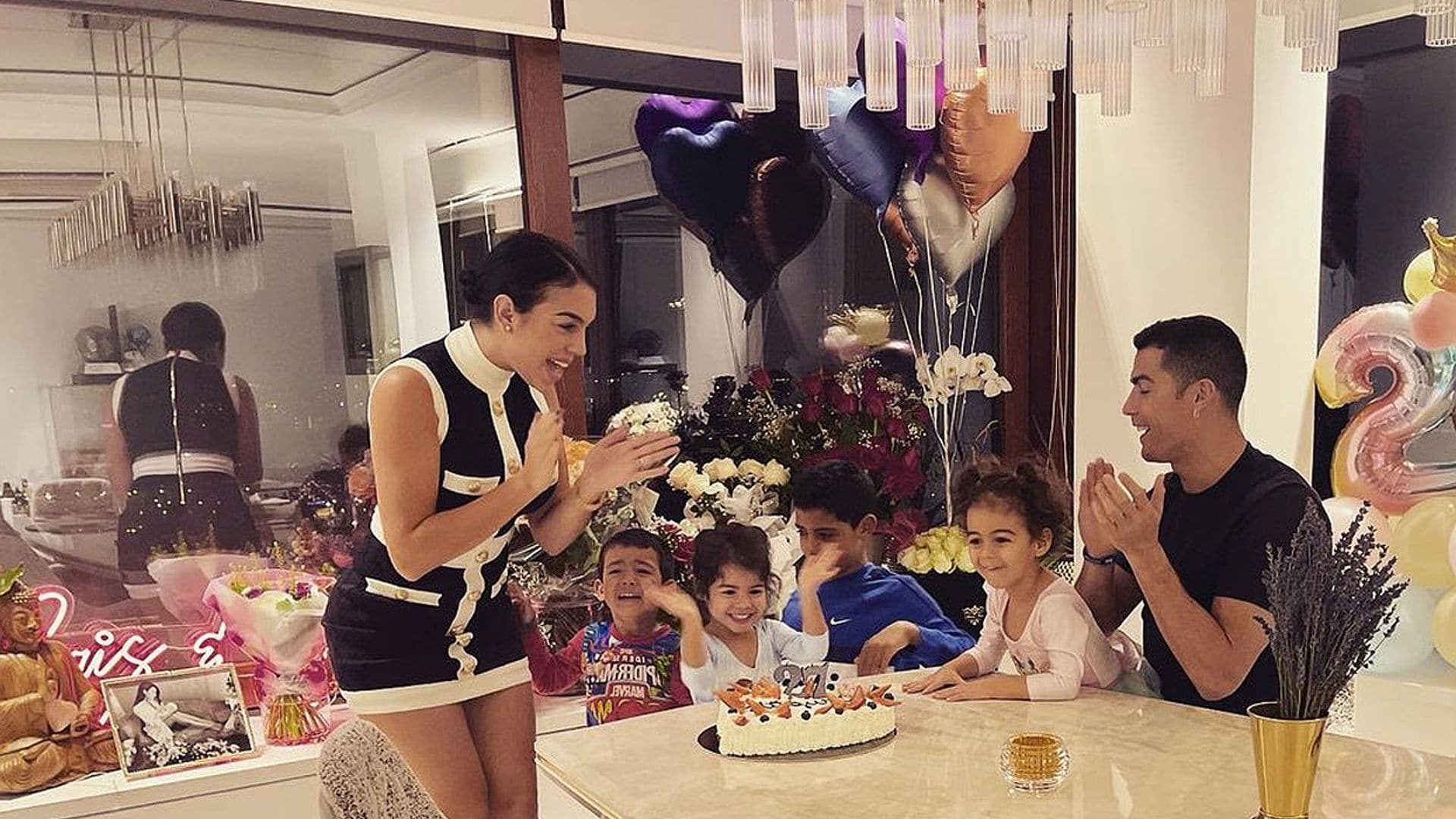 Ahora en familia: Georgina Rodríguez celebra su día entre lágrimas, aplausos, globos y dos tartas