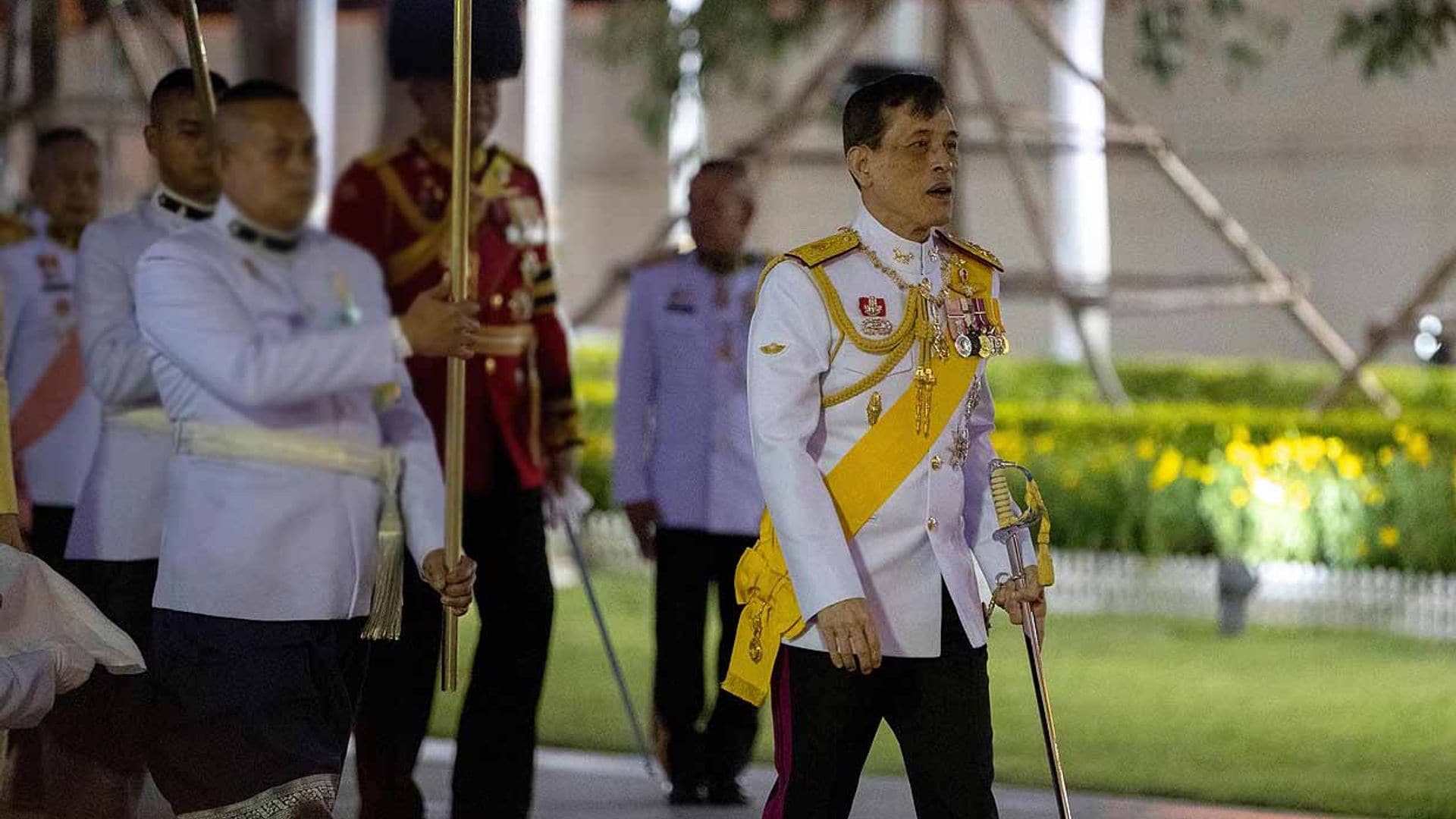 Nuevo capítulo en la polémica cuarentena del rey de Tailandia: se enfrenta a un fotógrafo en su vuelta a Alemania