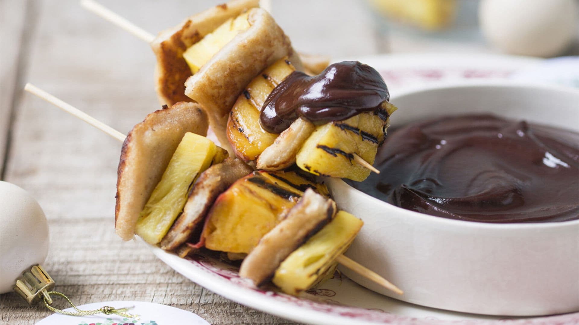 Brochetas de piña y 'french toasts' con chocolate fundido