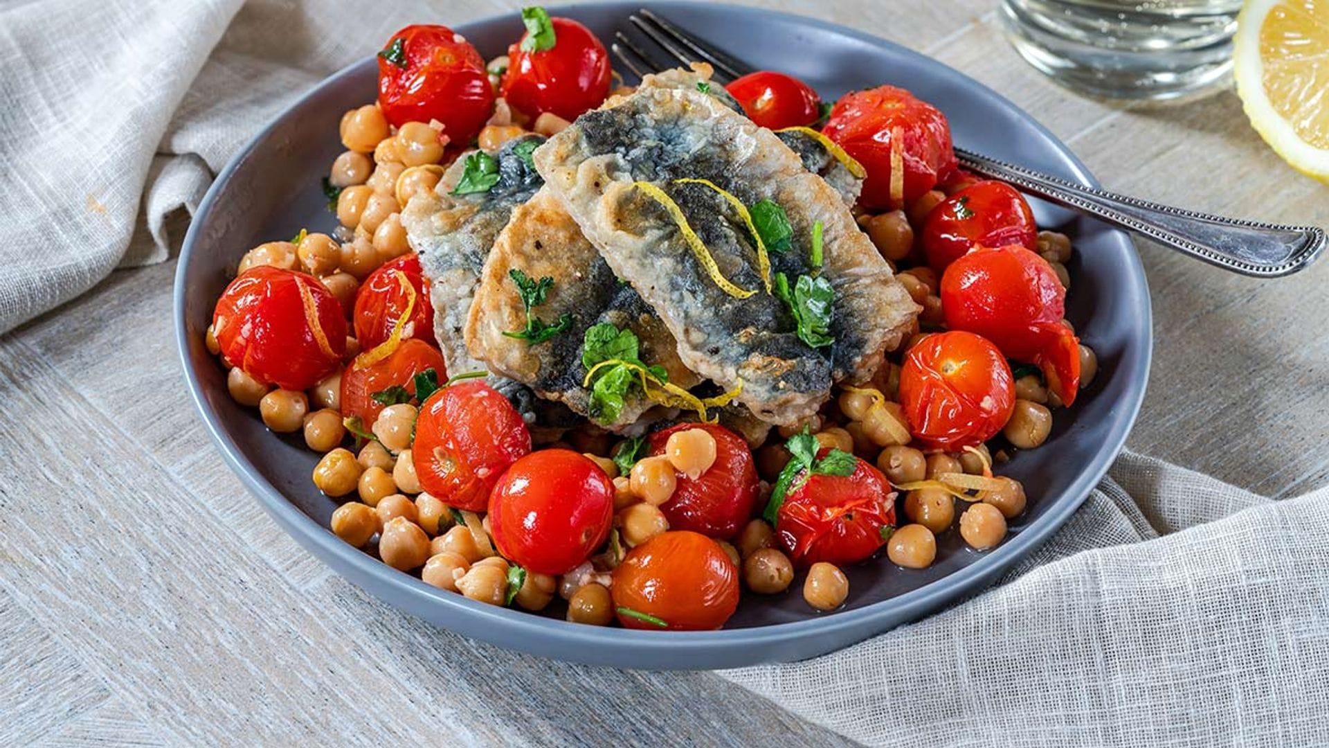 Ensalada de garbanzos con sardinas y tomates