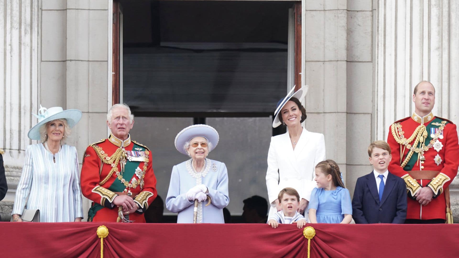 Isabel II marca la diferencia entre los que están en el balcón y los que no